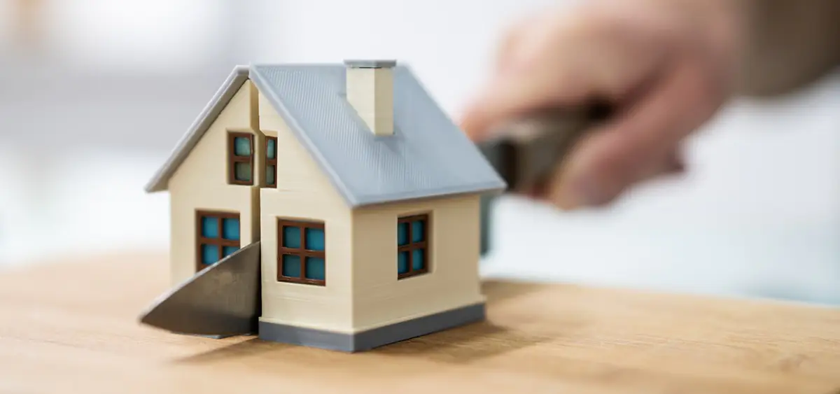 A small house being cut in two egal pieces.