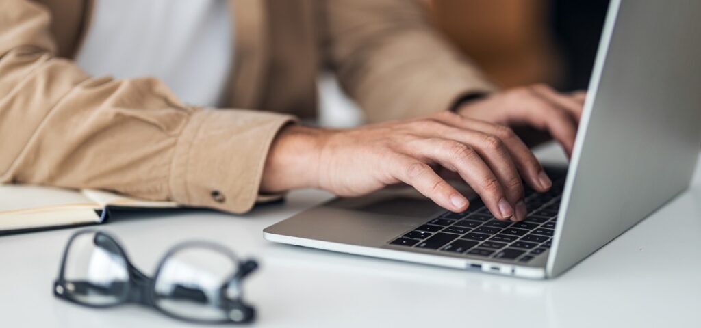 Une personne tape sur un clavier d’ordinateur.