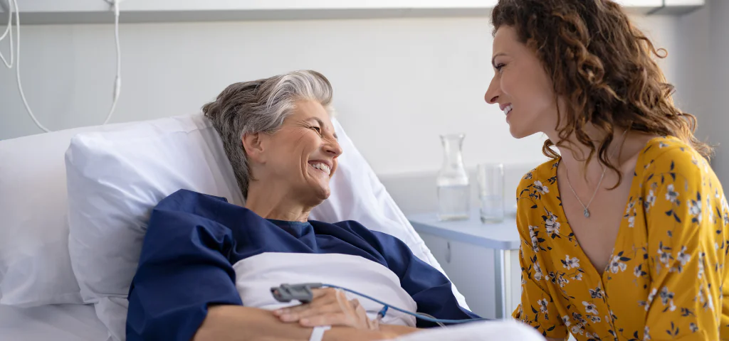 Femme rendant visite à sa mère âgée à l'hôpital 
