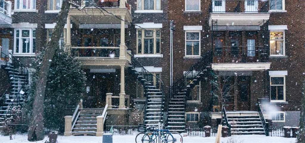Des immeubles du Plateau Mont-Royal à Montréal, pendant une journée de neige.