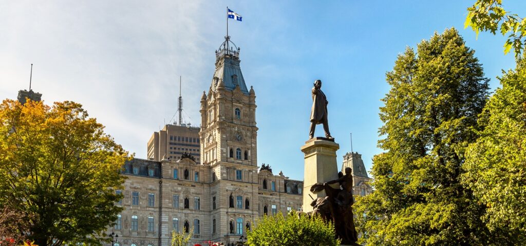 C’est ici que la Charte québécoise a été adoptée! L’Assemblée nationale du Québec entouré d’arbres et de fleurs, une journée ensoleillée.