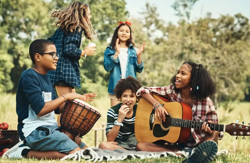 Musique et parc font-ils bon ménage? Des enfants jouent de la musique.